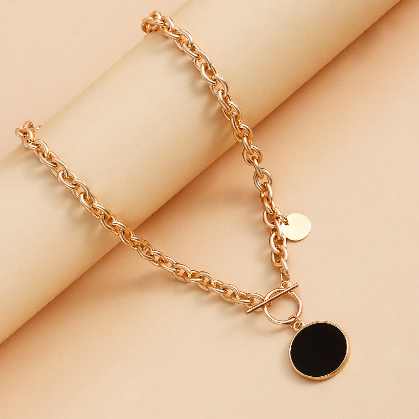 Geometric Style Black Mother-of-Pearl Pendant Necklace for Women with Thick Alloy Chain and Electroplated Finish