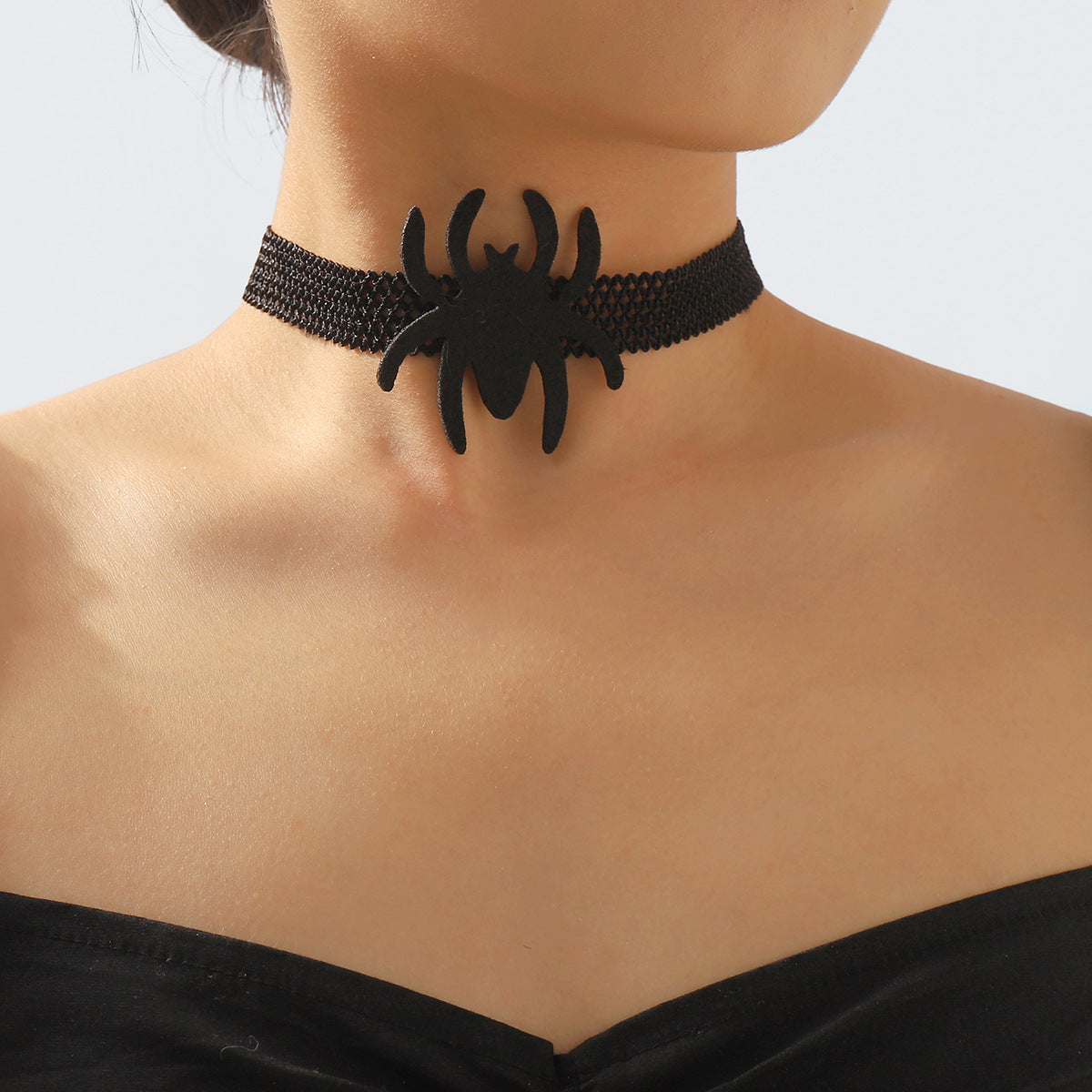 Collar gótico de araña de Halloween con colgante de mano de calavera en tela y hierro, cadena de medallón geométrico de estilo dulce y atrevido para mujer