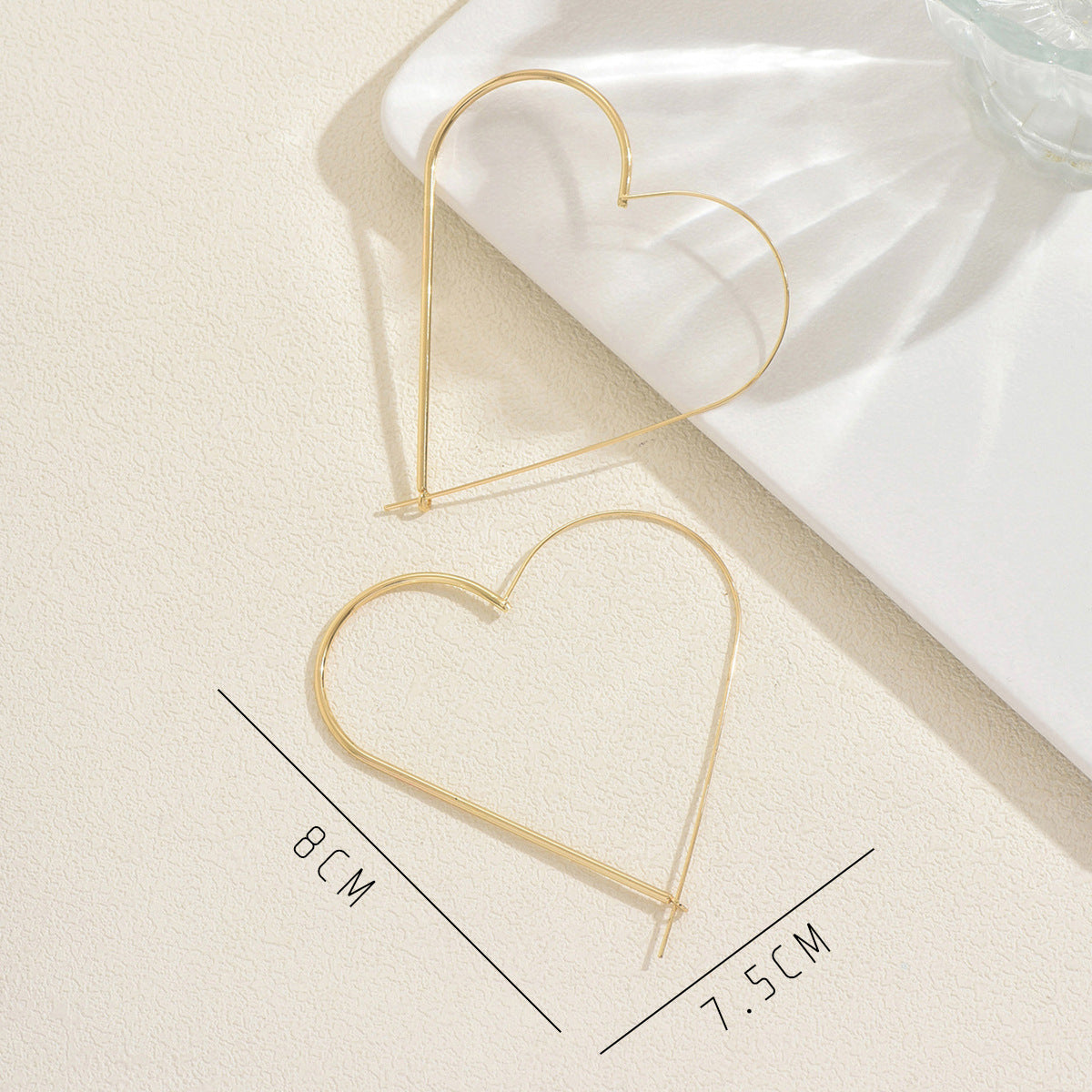 Orecchini a perno da donna in lega di zinco a forma di cuore, stile minimalista, con finitura galvanica, leggeri e lussuosi