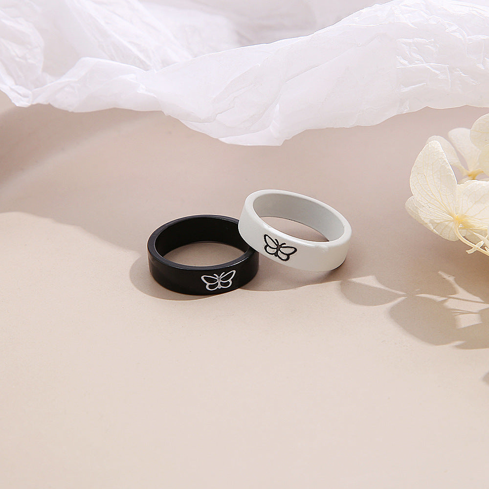 Juego de anillos de resina tallada de mariposa minimalista en blanco y negro para mujer