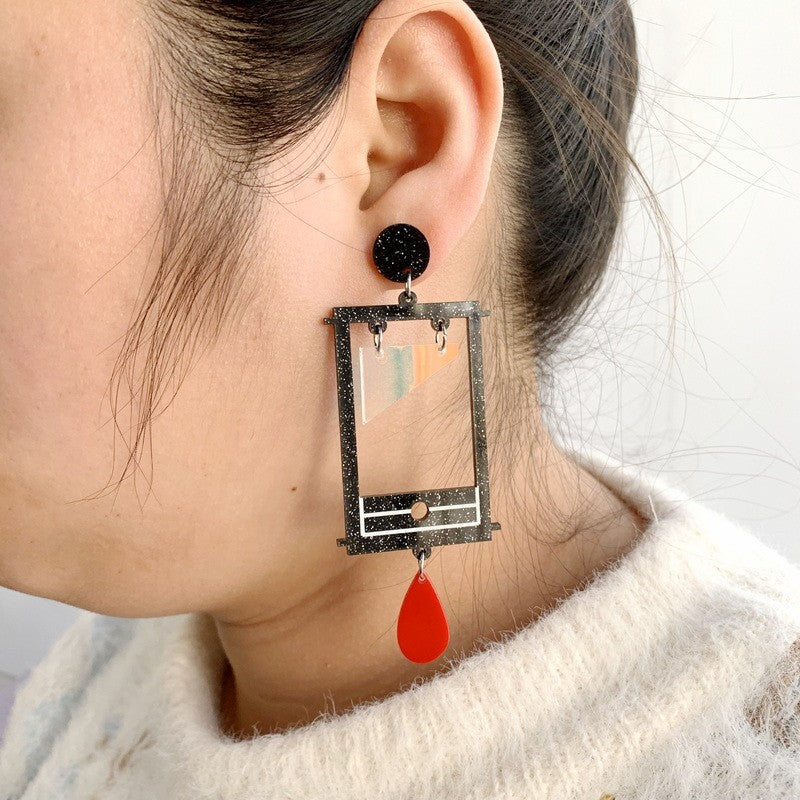 Orecchini pendenti gotici di Halloween in acrilico con design a ghigliottina teschio, cuore e gocce di sangue per donna