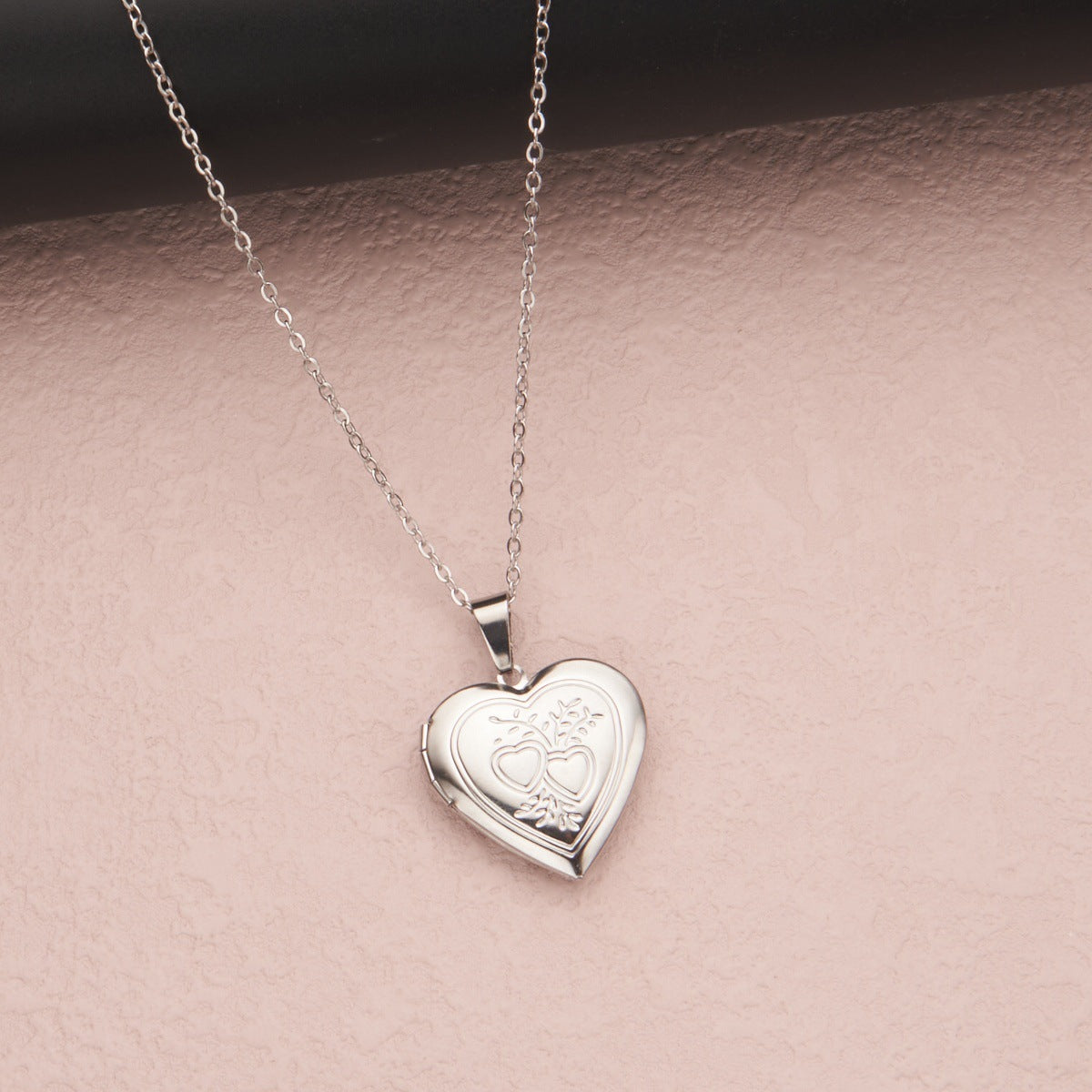 Collana con ciondolo a forma di cuore in acciaio inossidabile stile INS con montatura in acciaio al titanio e finitura in argento/oro galvanizzato