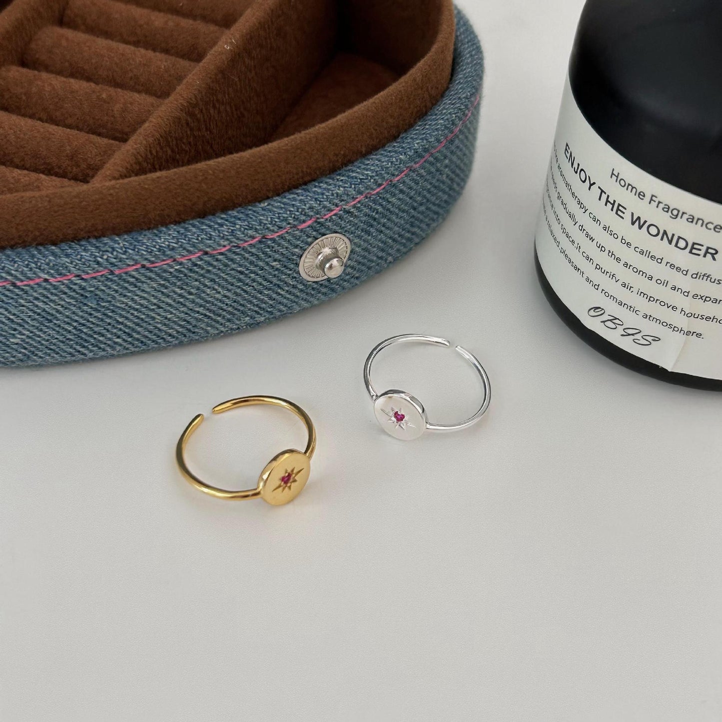 Anello Minimalista a Forma di Cuore in Argento Sterling 925 con Accenti Quadrati Smussati e Finitura Placcata