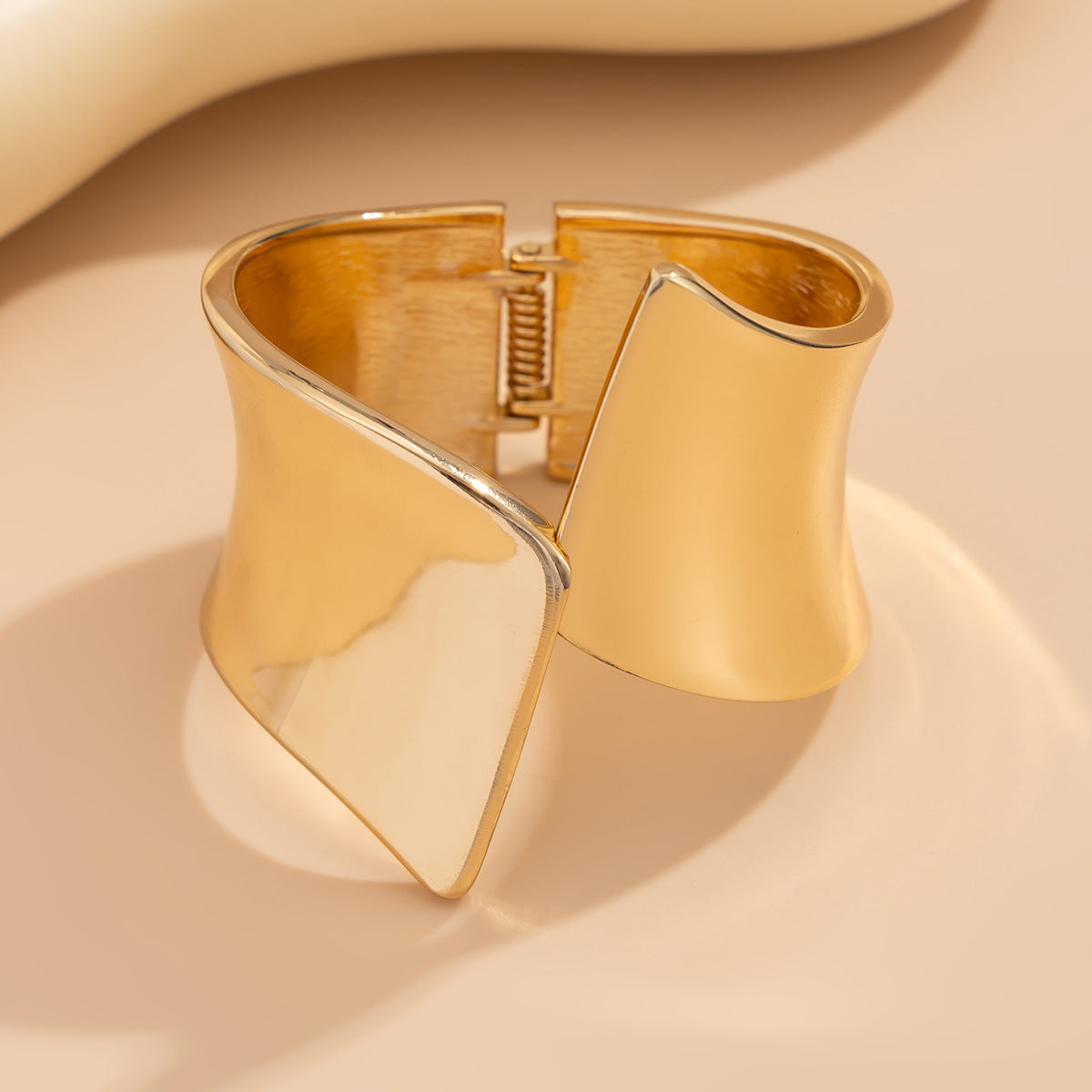 Bracciale a fascia in metallo lucido geometrico quadrato per donna con finitura galvanizzata e design audace avvolgente