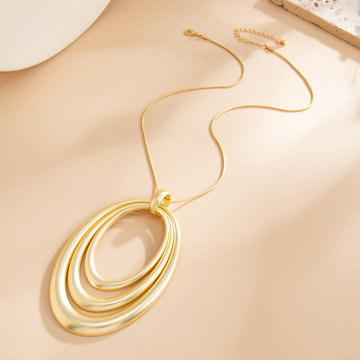 Minimalist Hip-hop Geometric Oval Zinc Alloy Pendant Iron Plated Necklace for Women