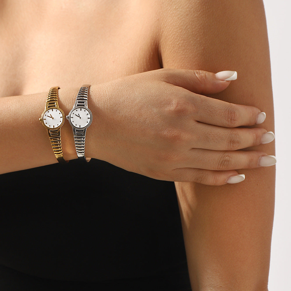 Brazalete de Reloj Minimalista de Acero Inoxidable para Mujer con Acabado Chapado y Estilo de Pulsera Abierta Ajustable