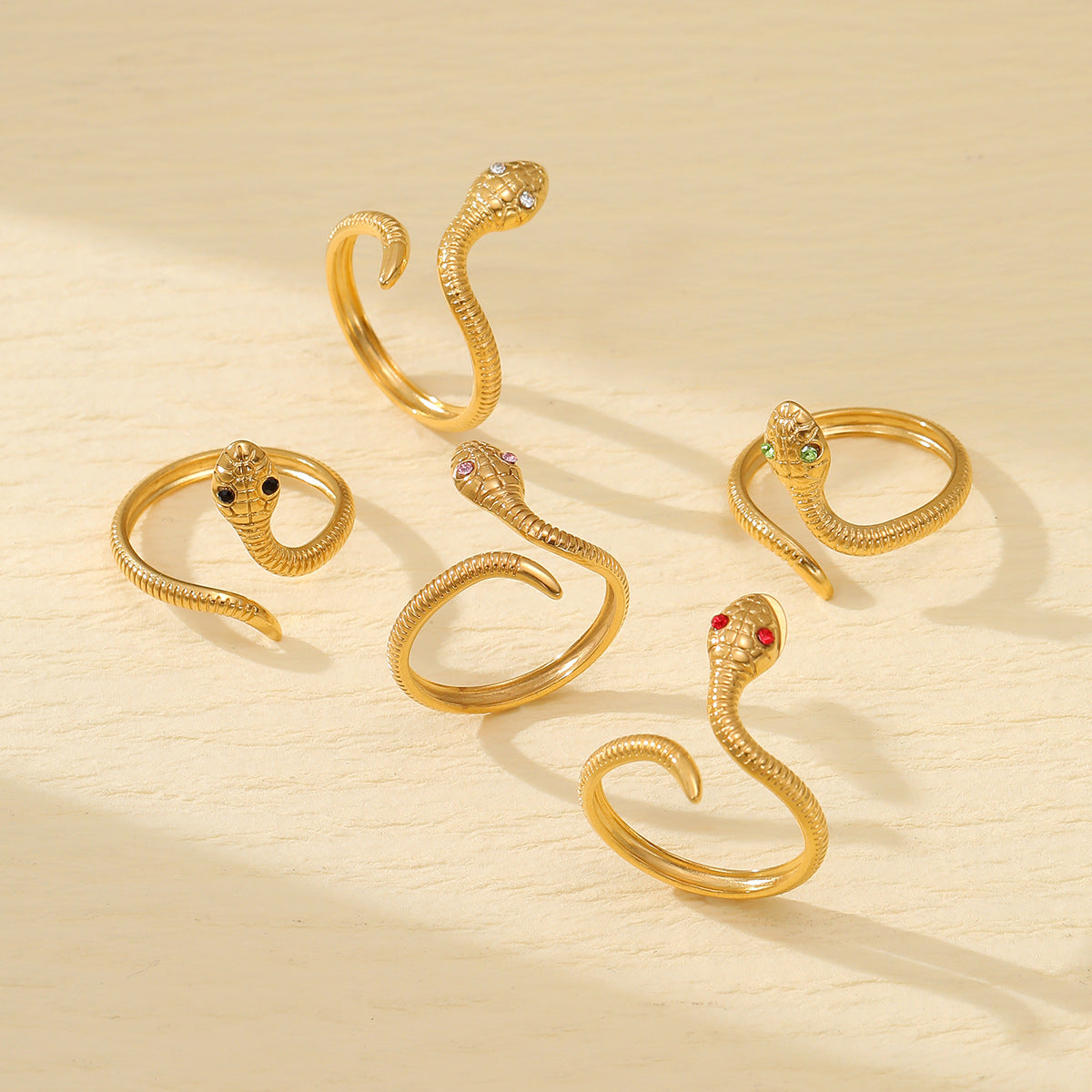 Anillo de acero titanio en forma de serpiente, estilo vintage de lujo ligero para mujer con acabado chapado