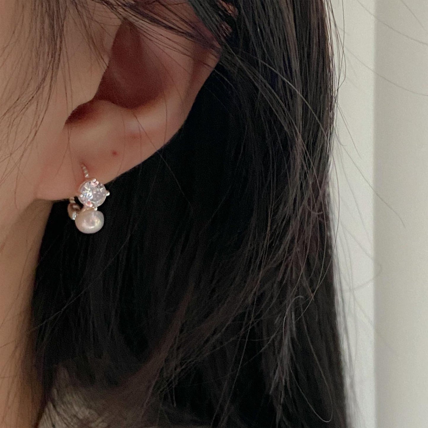 Orecchini a perno geometrici a lettera con perla e zirconi in argento sterling 925 placcato oro stile minimalista