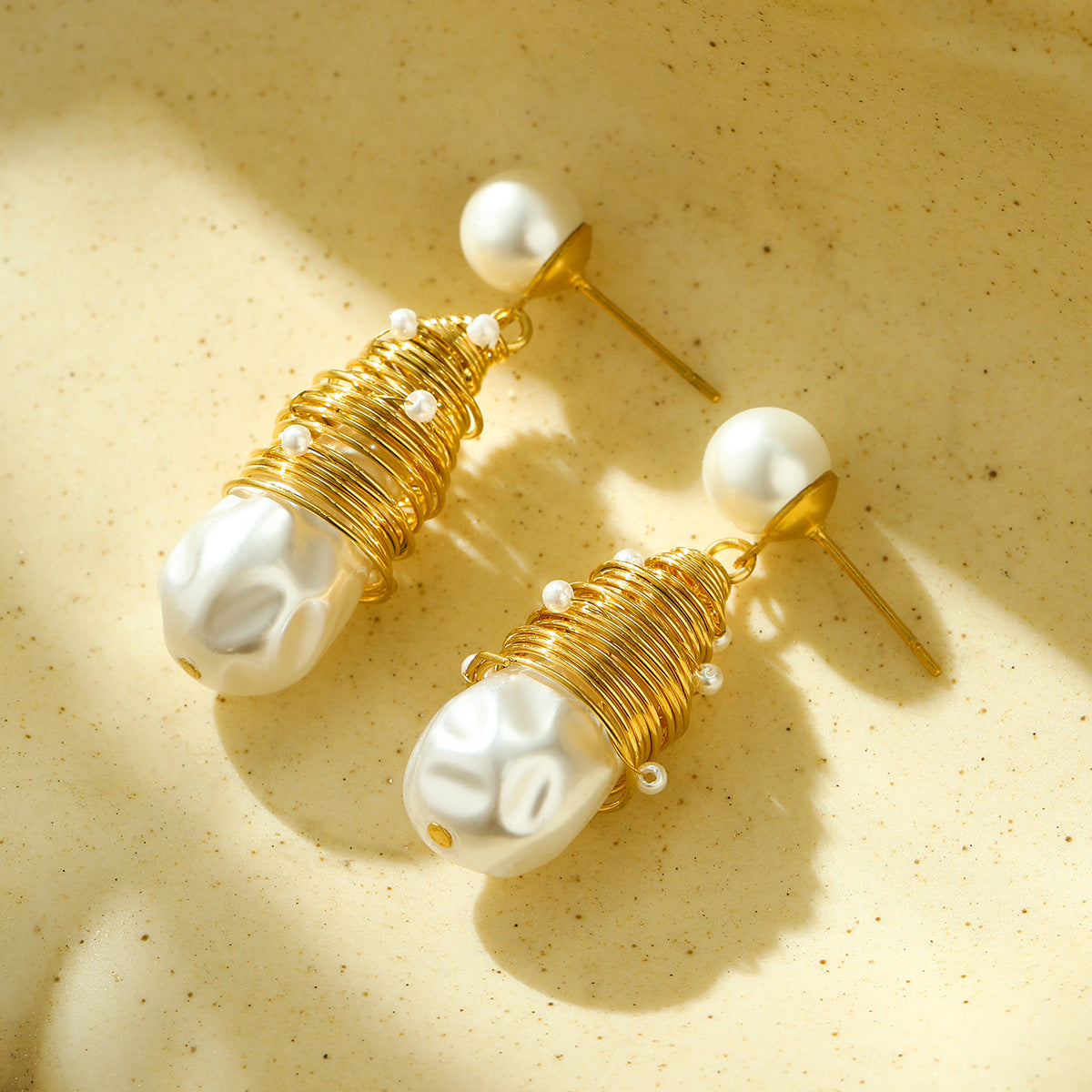 Elegante collar con colgante de acero de titanio con forma de gota de agua para mujer con incrustaciones de perlas naturales y alambre chapado en oro