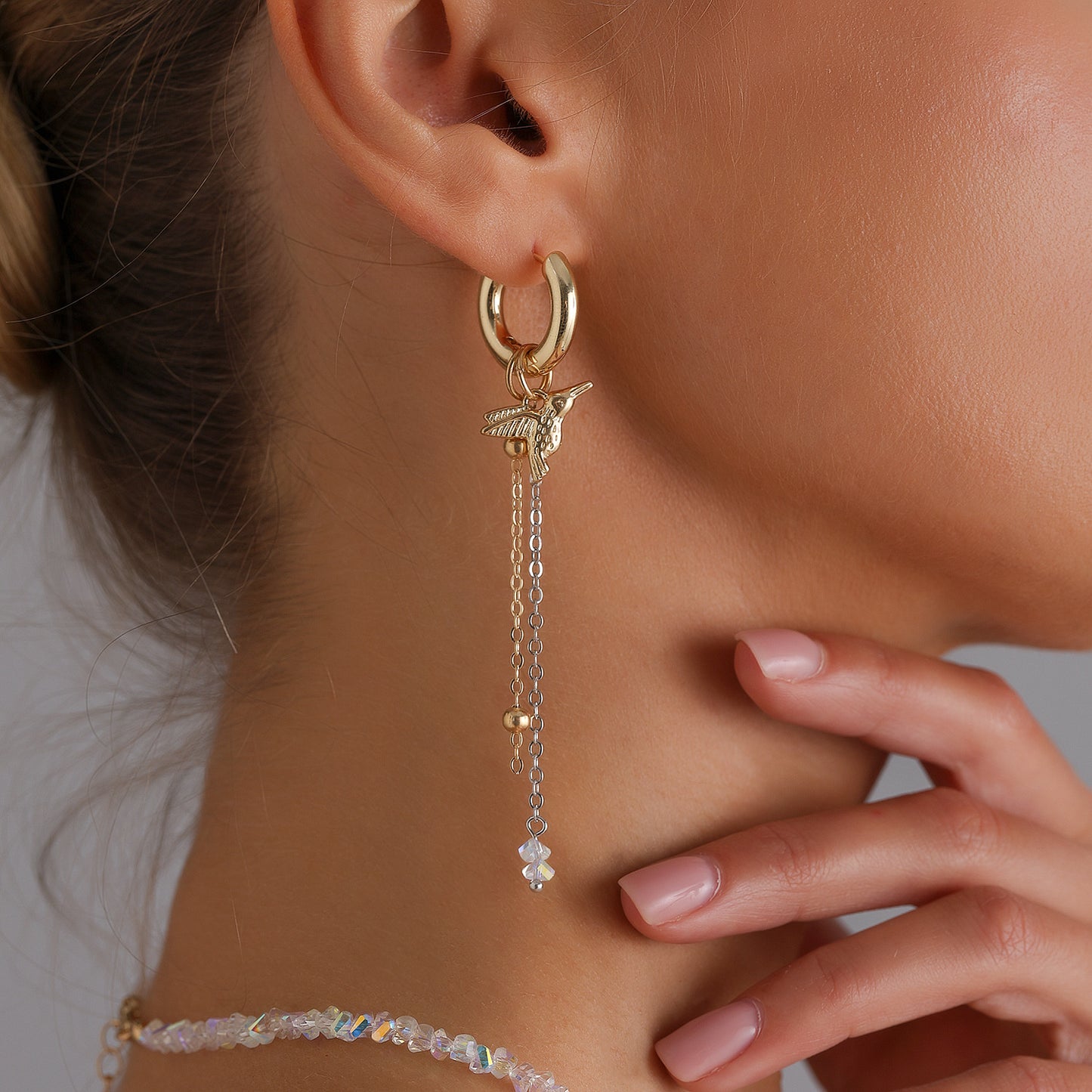 Collar con colgante de aleación con forma de pájaro de estilo minimalista con detalles en oro y cristal para mujer
