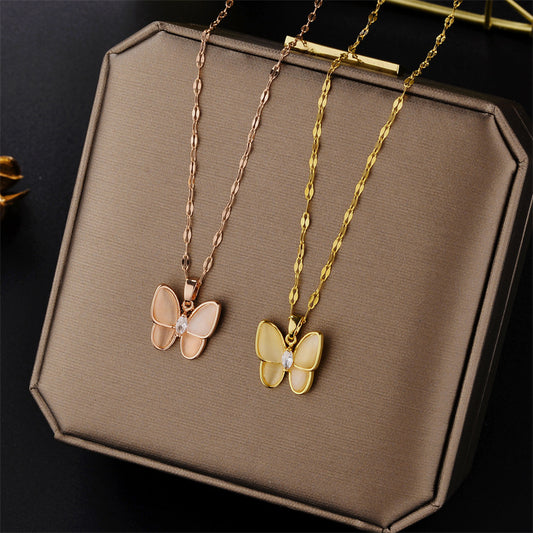 Collar con colgante de mariposa minimalista para mujer en acero de titanio con incrustaciones de nácar y cadena ondulada