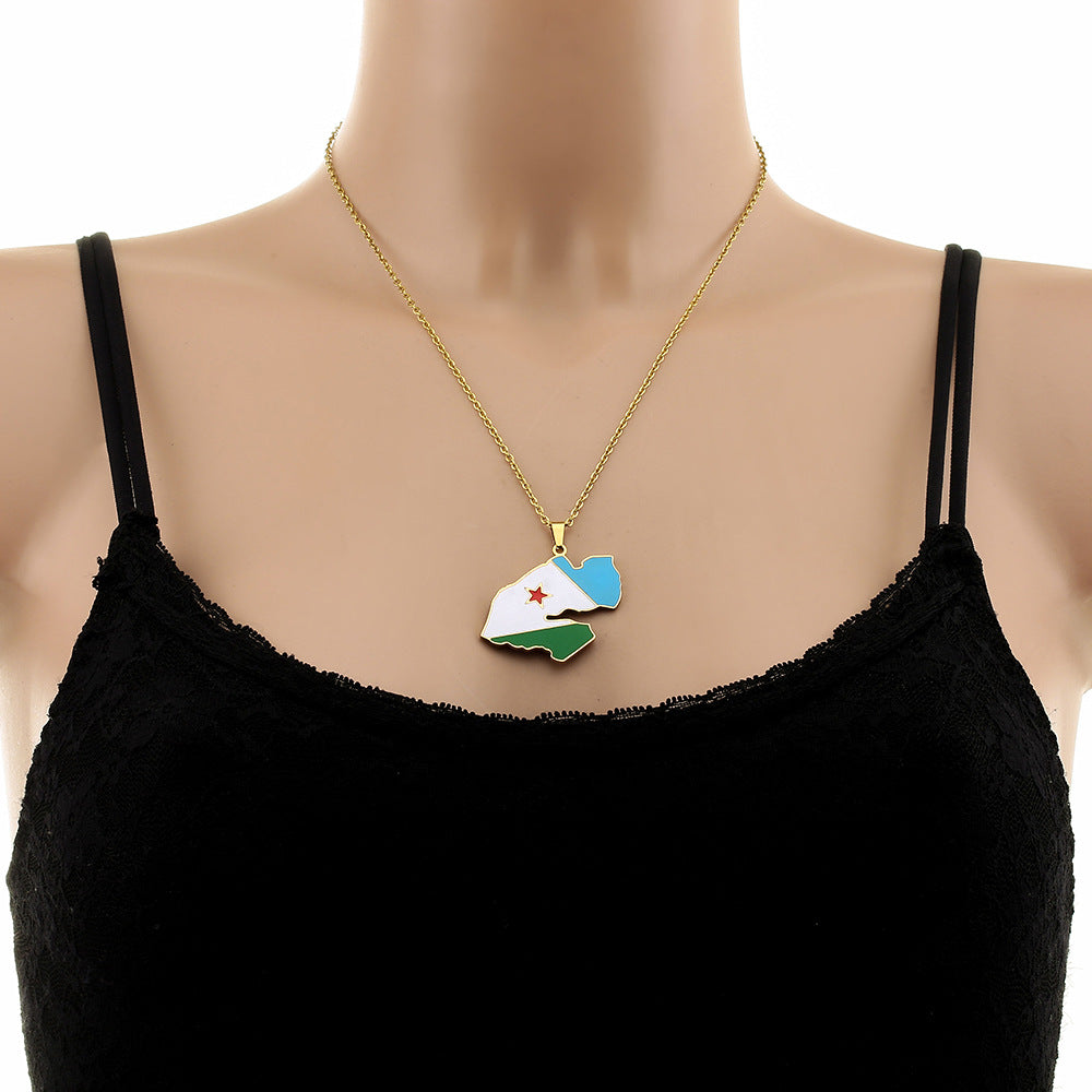 Collar con Colgante de Bandera de Yibuti con Diseño Geométrico Étnico en Acero Inoxidable con Dije de Acero de Titanio y Acabado Galvanizado en Cadena Tipo O