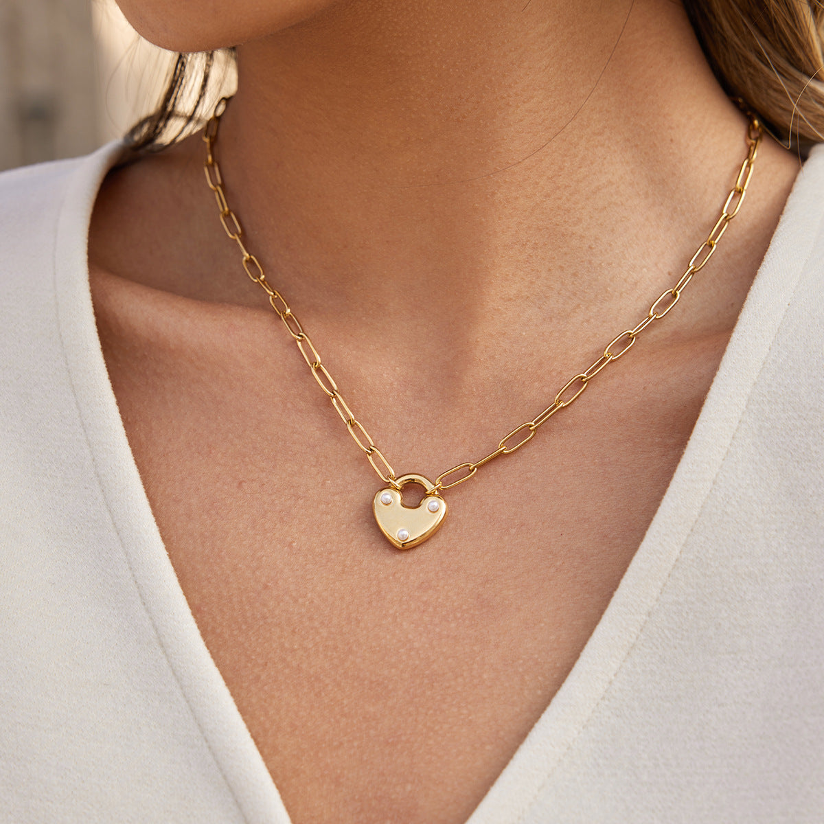 Collana da donna con ciondolo a cuore minimalista in acciaio al titanio con placcatura in oro PVD sottovuoto