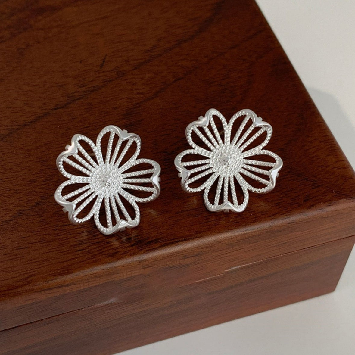 Pendientes de metal geométricos minimalistas con incrustaciones de diamantes de imitación y acabado cepillado para mujer