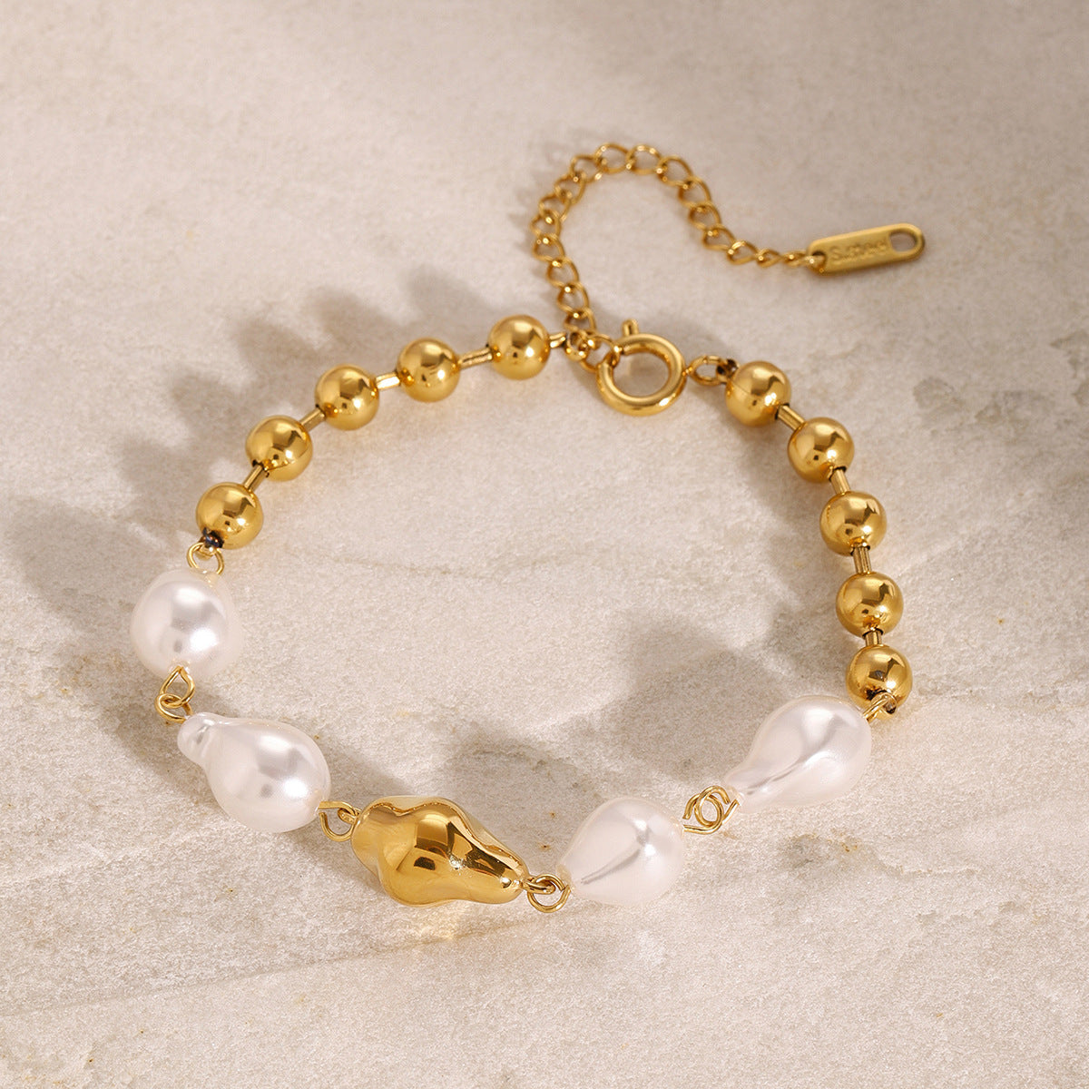 Bracciale geometrico placcato in acciaio inossidabile da donna con dettagli in perle barocche, design minimalista e alla moda