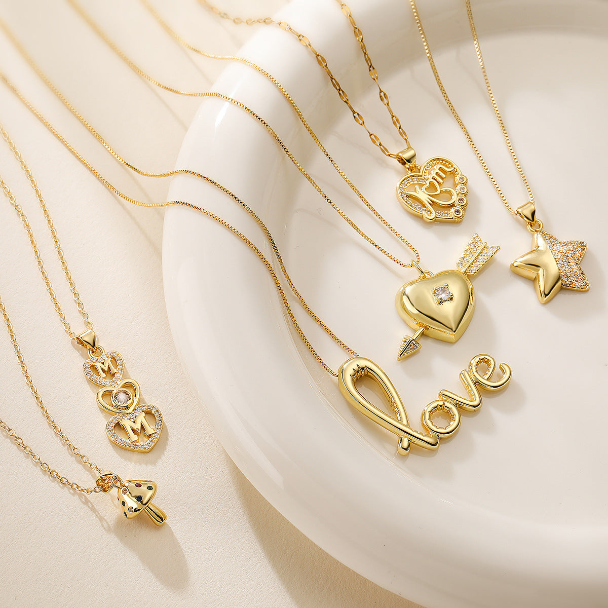 Ciondolo minimalista a forma di cuore in rame placcato oro 18K con zirconi per donna — Elegante catena per clavicola