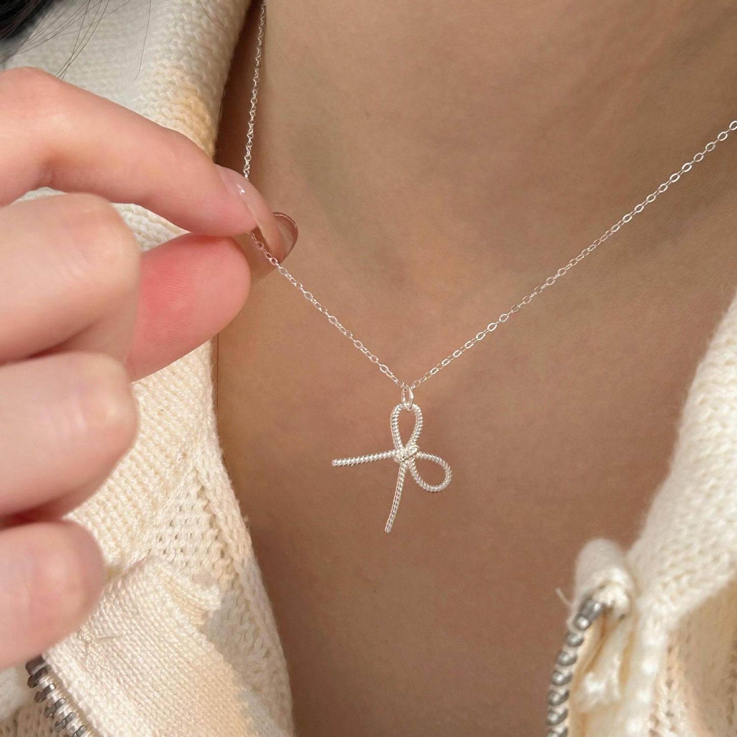 Collana con Pendente Nodo Fiocco Minimalista in Argento Sterling 925 con Finitura Placcata su Catena a Croce