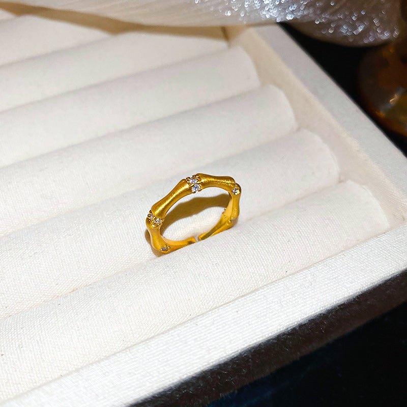 Anello da donna aperto a rombo a forma di fiore di iris in rame con intarsio di zirconi, ispirato al vintage