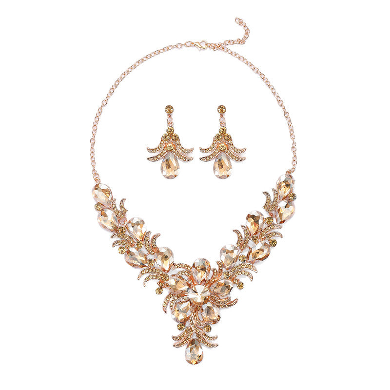 Juego de collar y pendientes de aleación floral vintage para mujer con acabado chapado y colgante en forma de corazón