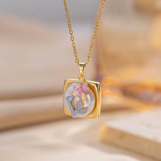 Elegante collana con ciondolo floreale vintage francese in smalto con perla d'acqua dolce e catena in acciaio al titanio per donna