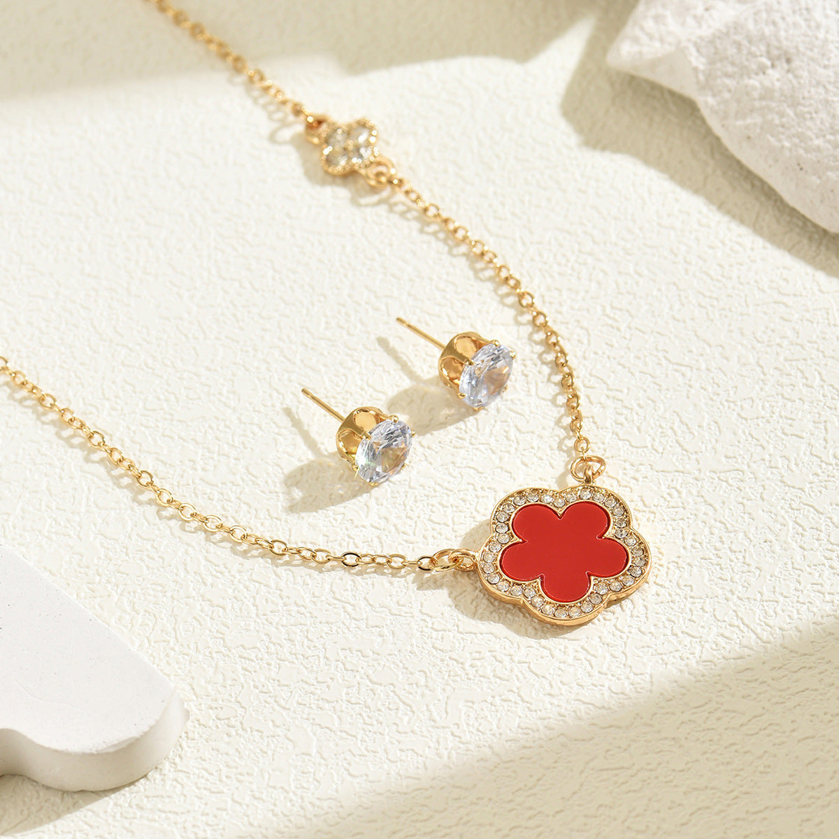 Set collana con ciondolo floreale stile Chanel con intarsio di strass per donna, catena lunga in lega e orecchini abbinati