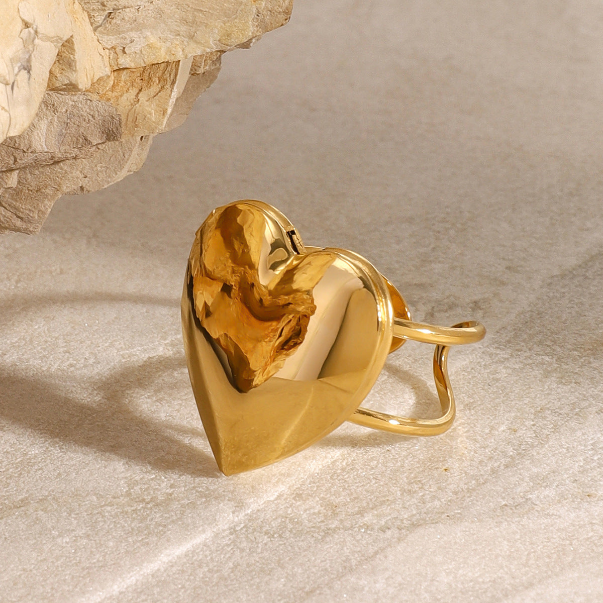 Anillo minimalista de acero inoxidable con forma de corazón y acabado chapado para mujer