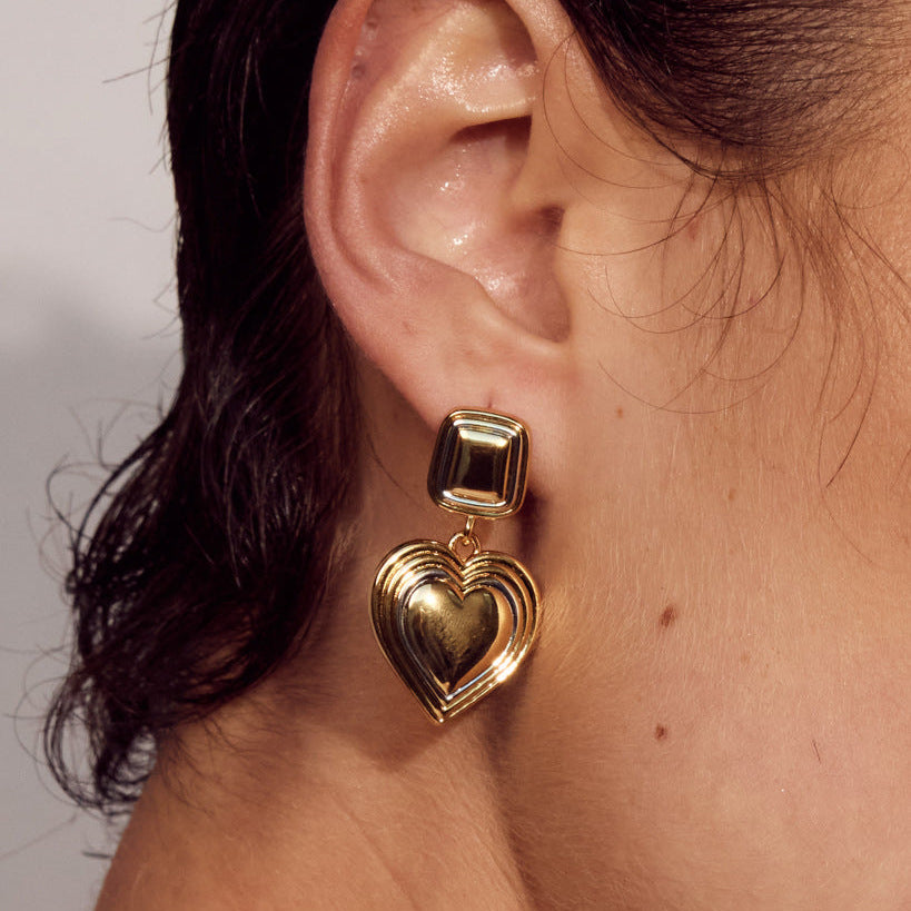 Pendientes de acero inoxidable en forma de corazón minimalista con acabado chapado para mujer