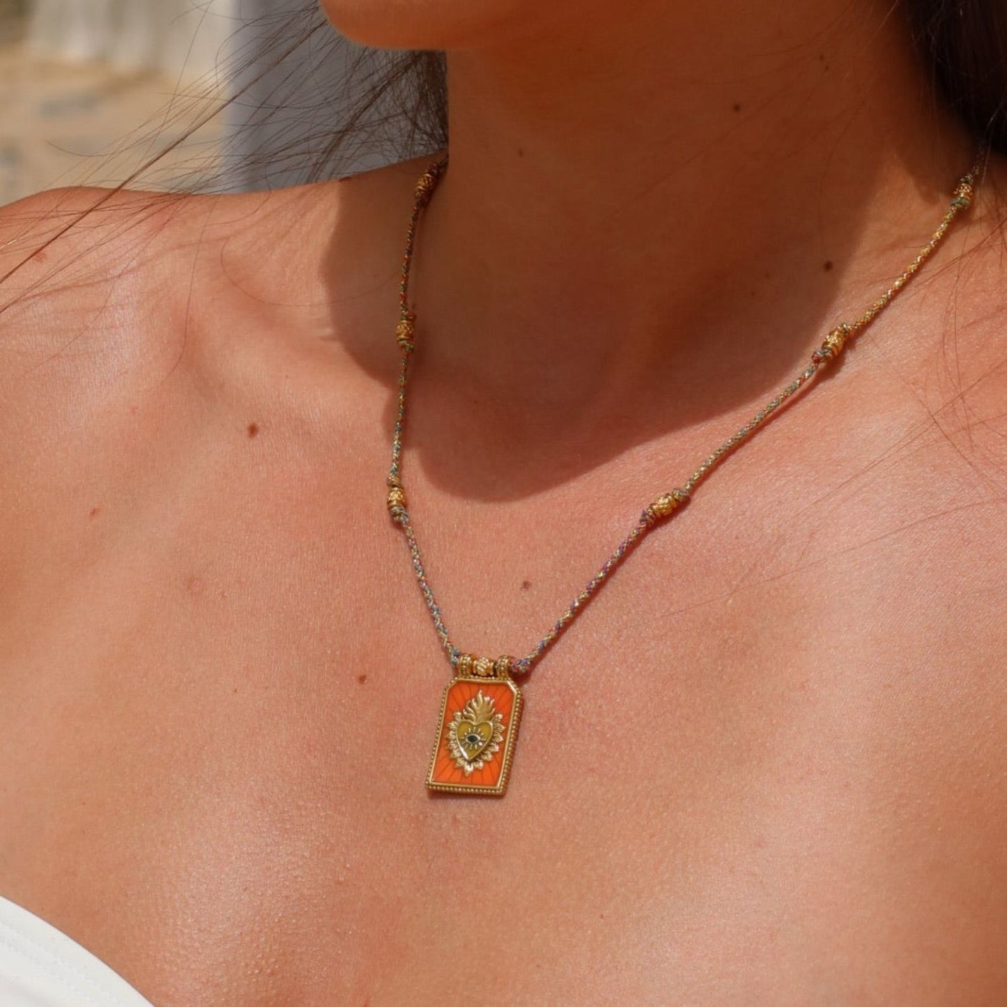 Collana pendente minimalista a forma di cuore in rame placcato oro su cordino colorato da donna