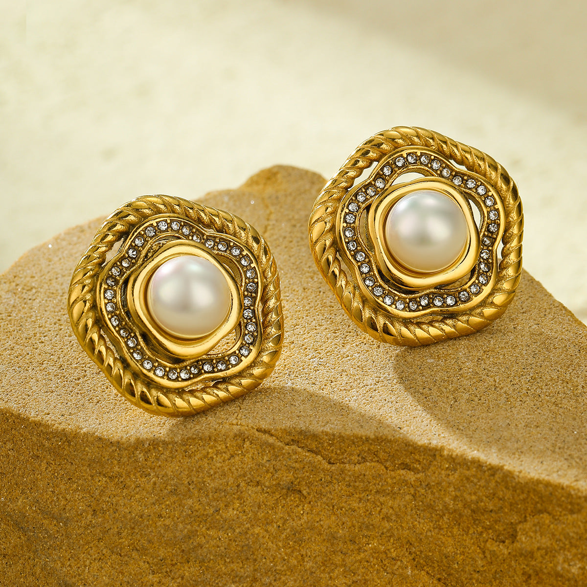 Pendientes de Acero de Titanio Estilo Palacio Francés Vintage con Perla y Diseño de Flor de Zirconia, Acabado Electrochapado para Mujer