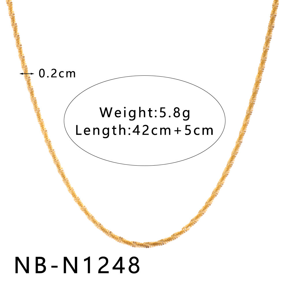 Collana con pendente geometrico minimalista da donna con design a intaglio, catena in acciaio inossidabile e finitura placcata sottovuoto in oro 18 carati