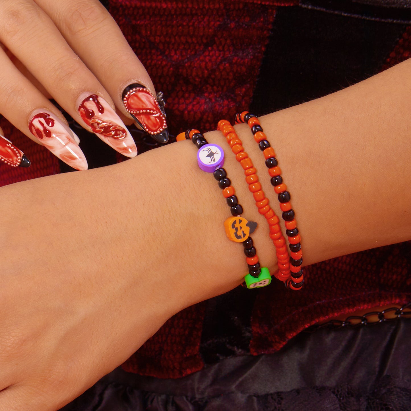 Pulsera de aleación con esqueleto, fantasma y calabaza de Halloween "Sweet-Edgy" con detalles de diamantes de imitación y acabado chapado
