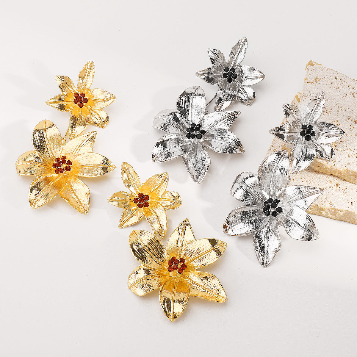 Pendientes de aleación con diseño floral elegante y acabado galvanizado para mujer, aretes minimalistas y versátiles a la moda