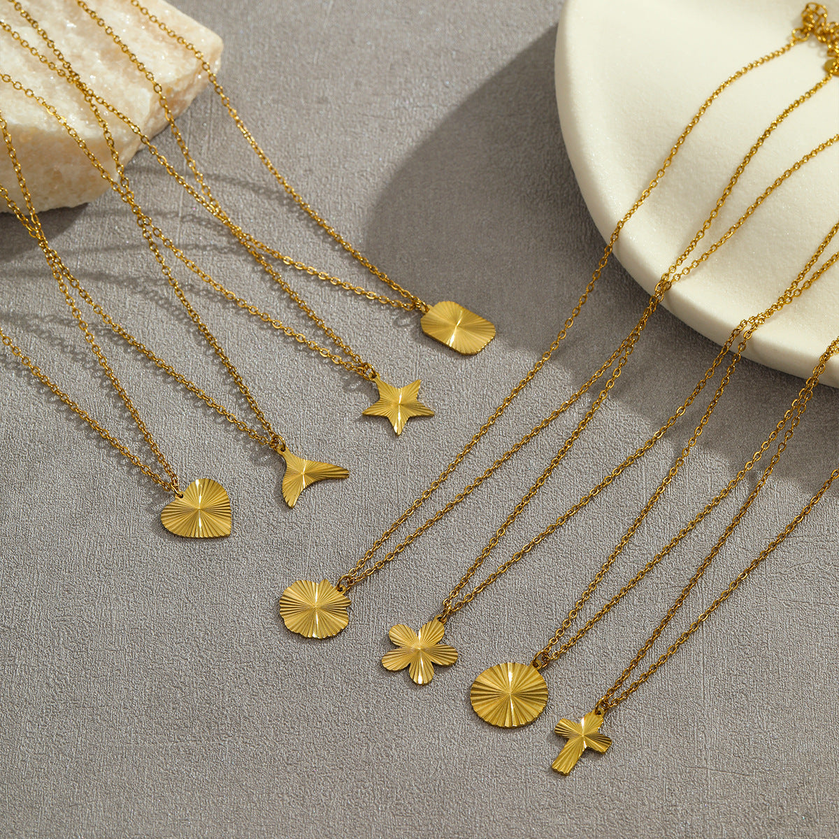 Collana alla moda in acciaio inossidabile a forma di cuore con placcatura in oro da donna, catena clavicola ipoallergenica