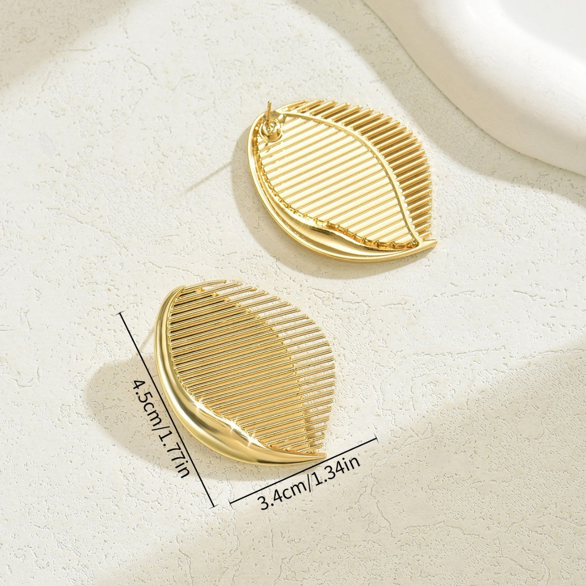 Pendientes geométricos minimalistas en forma de hoja para mujer en cobre con acabado galvanizado