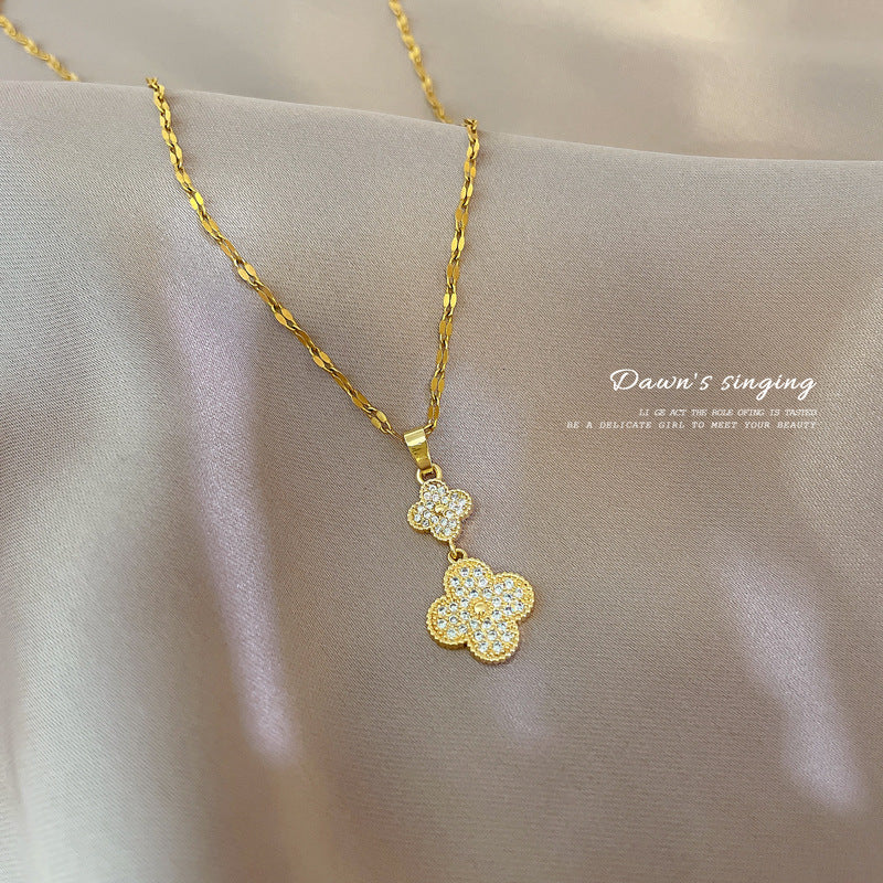 Collana con Pendente a Quadrifoglio Minimalista da Donna in Acciaio al Titanio con Strass Micro-Pavé su Delicata Catenina alla Clavicole