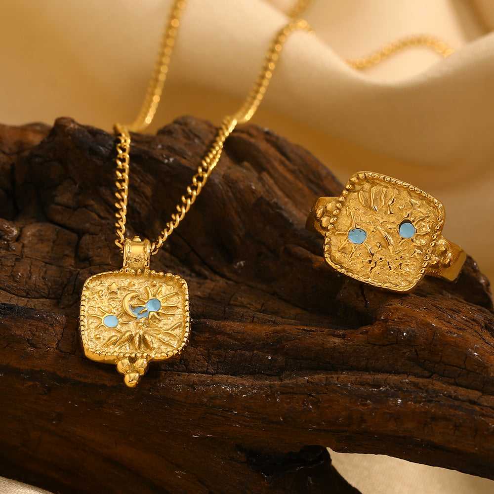 Collana con Pendente Minimalista Geometrico a Stella e Sole in Acciaio Inossidabile con Placcatura in Oro 18K e Dettagli in Smalto per Donna