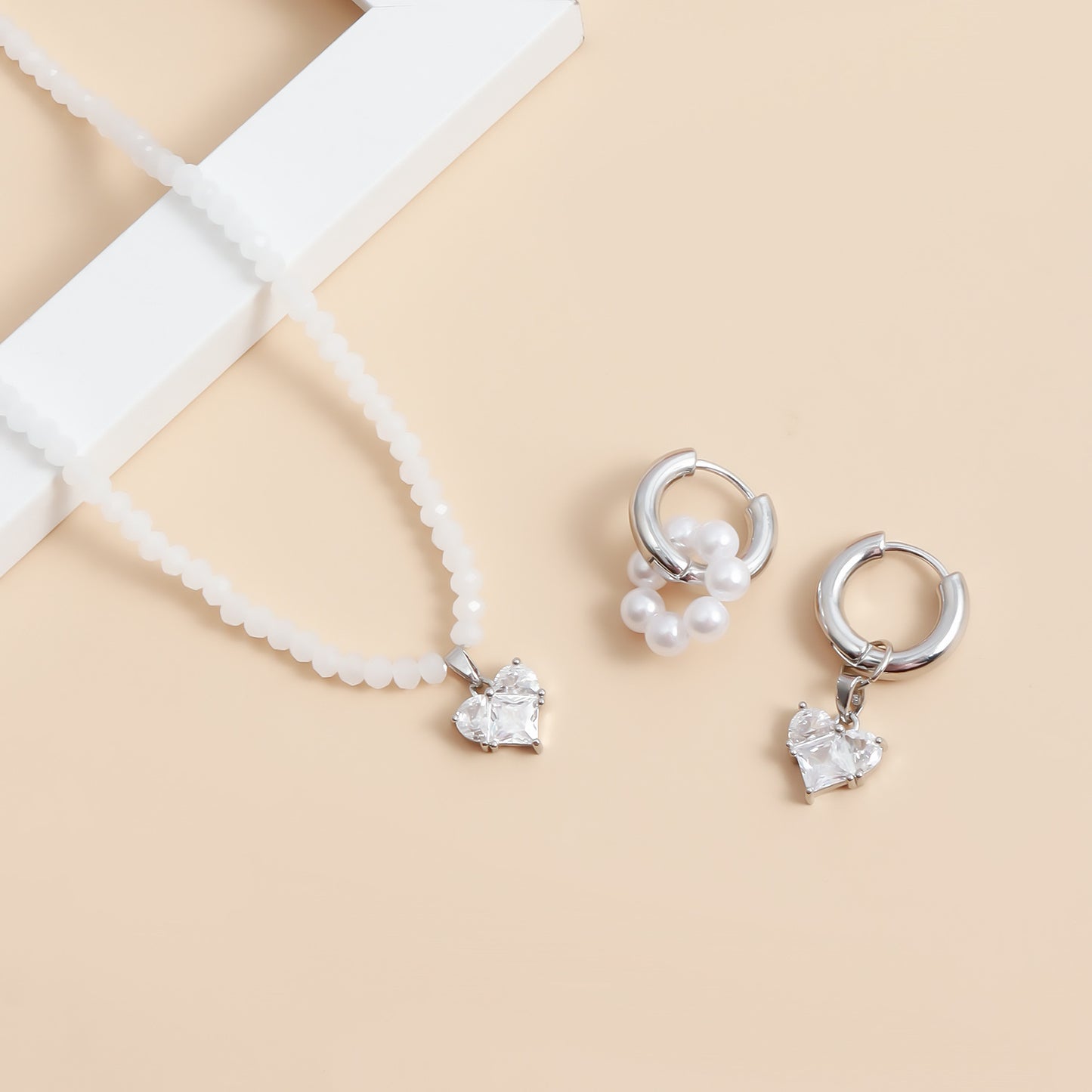 Pendientes de aro dobles de moda con colgante de corazón de circonita, ligeros, de metal de lujo, para mujer