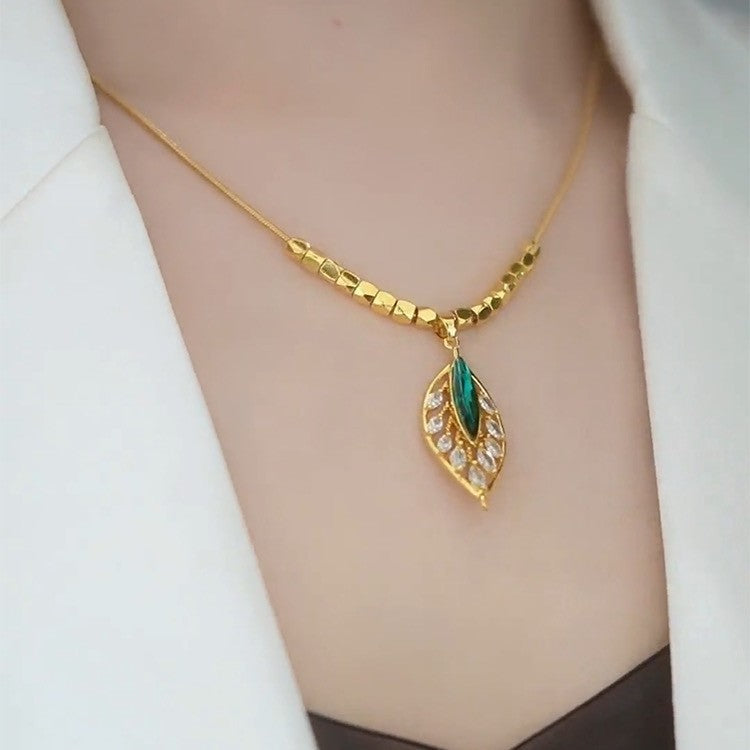Elegante collar minimalista de hoja verde para mujer, cadena de serpiente de acero titanio con incrustaciones de diamantes de imitación y diseño geométrico