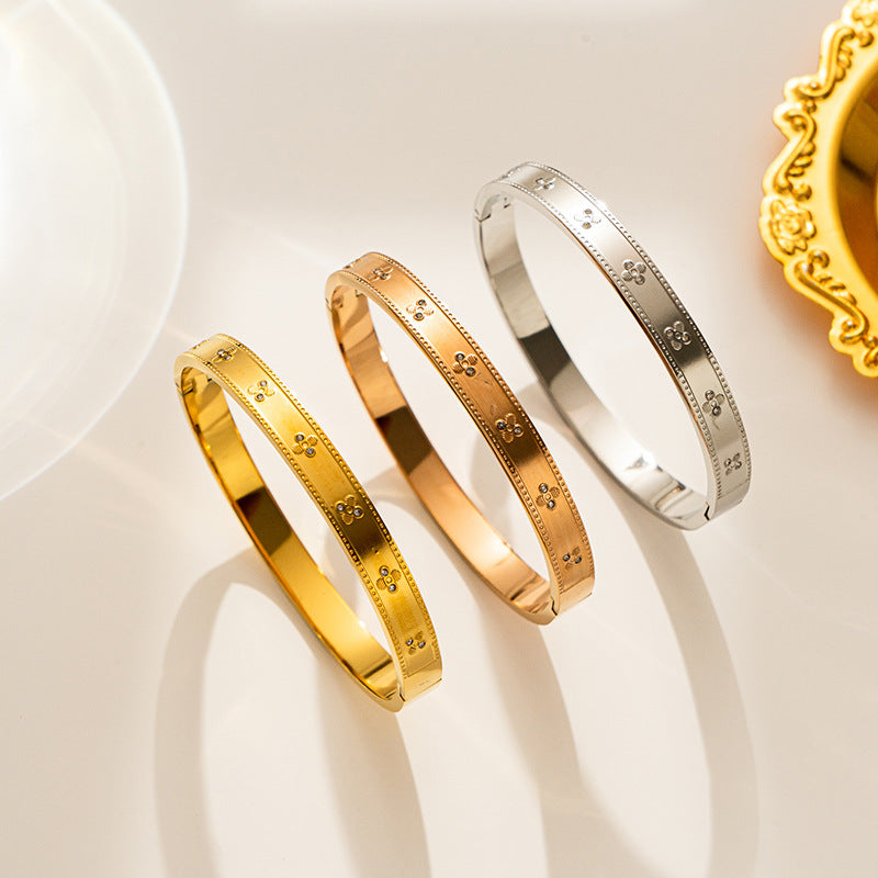 Bracciale Lusso Minimalista a Quadrifoglio in Acciaio al Titanio con Placcatura Oro e Intarsio di Strass
