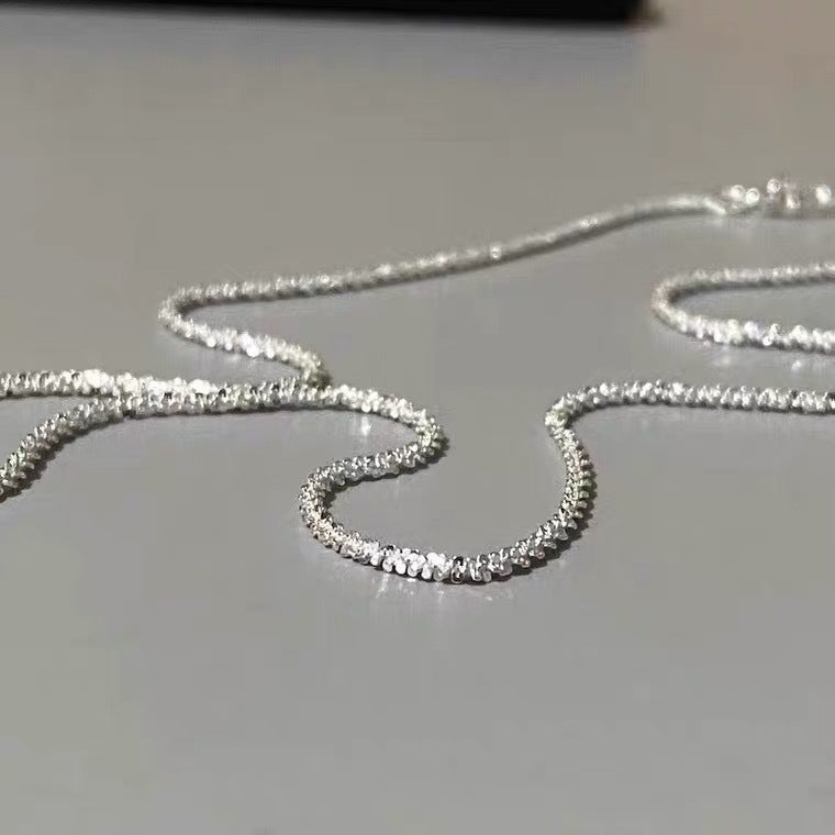 Elegante collana corta da donna in argento sterling con texture ondulata e delicato design a clavicola