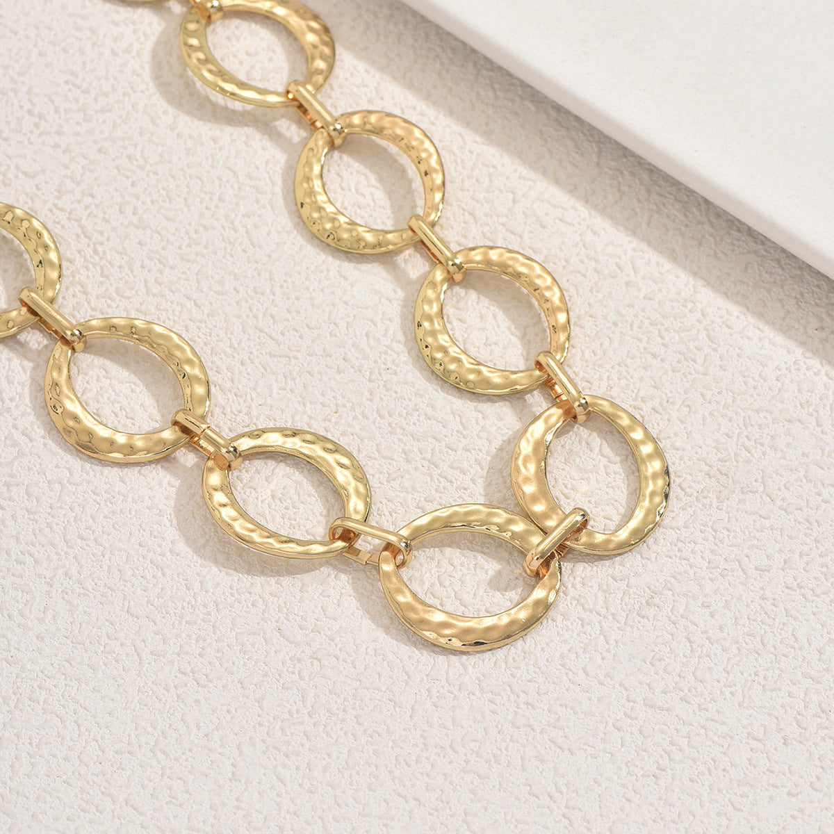 Collar colgante geométrico circular tejido para mujer de aleación de zinc con acabado galvanizado, cadena minimalista a la altura de la clavícula