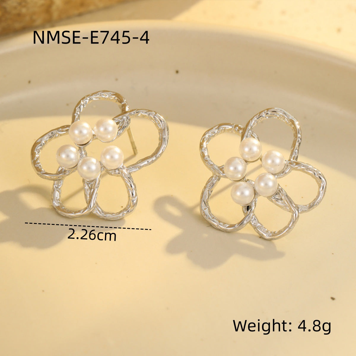Pendientes de acero inoxidable con forma floral, baño de oro de 18 quilates y detalles de perlas para mujer