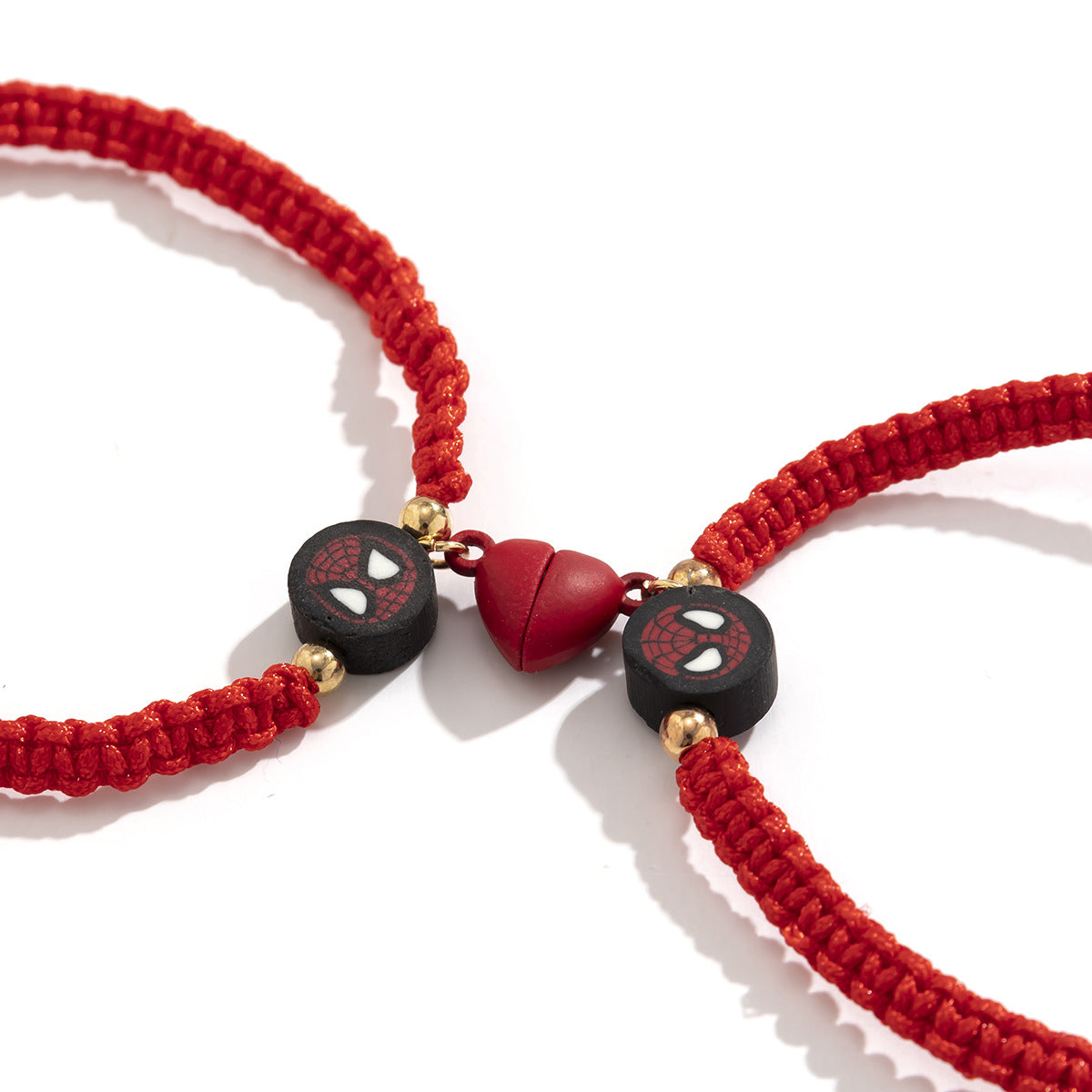 Pulsera minimalista de cordón rojo ajustable con colgante de corazón magnético y dije de araña para mujer
