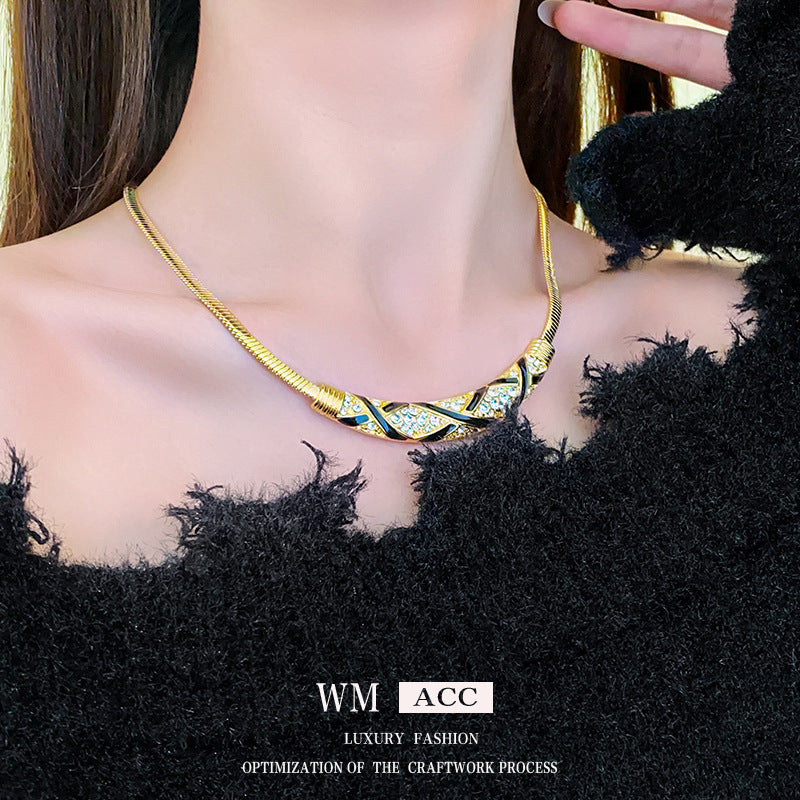 Collar de cadena de serpiente de cobre chapado con forma de arco geométrico vintage para mujer con incrustaciones de diamantes de imitación