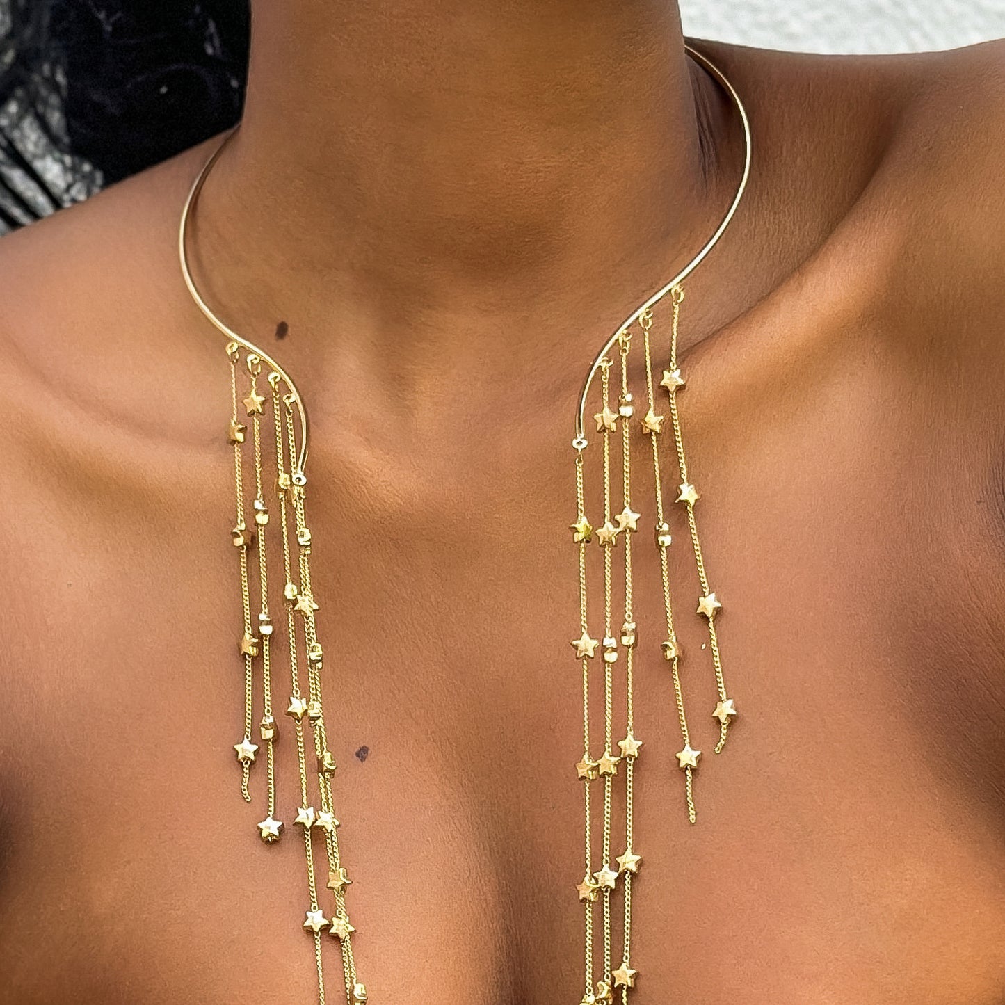 Collana girocollo da donna minimalista a forma di stella geometrica in metallo elettroplaccato con ciondolo in lega