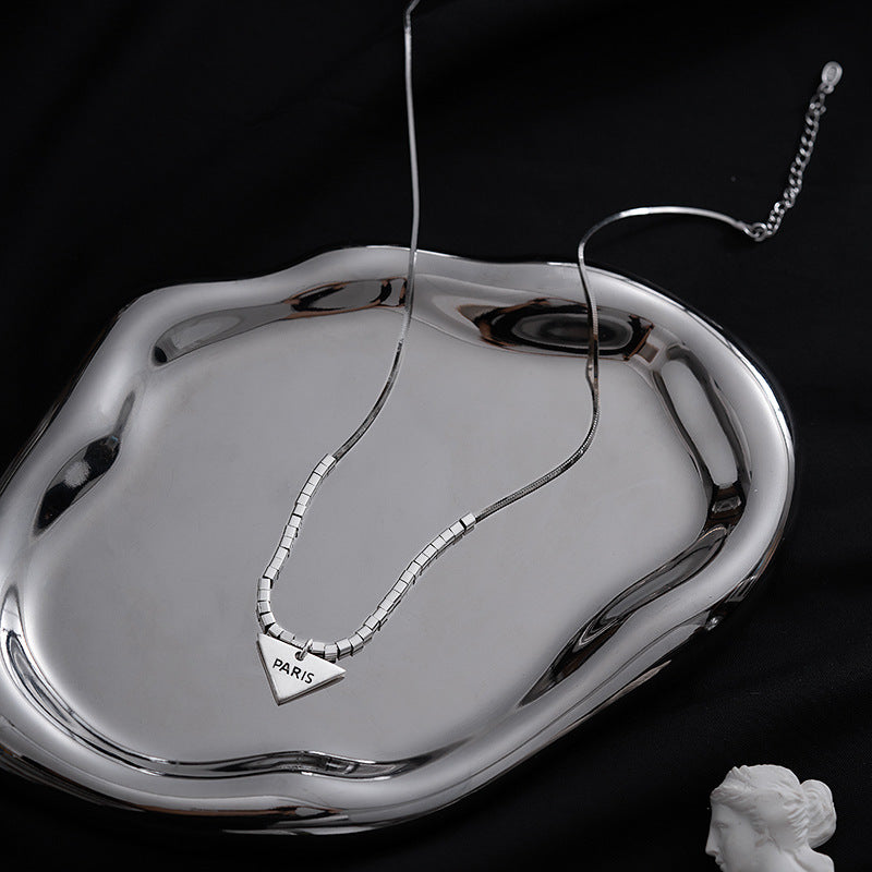 Collana con pendente geometrico minimalista in acciaio al titanio da donna con catena a serpente con finitura lucida e doppia stratificazione per clavicola