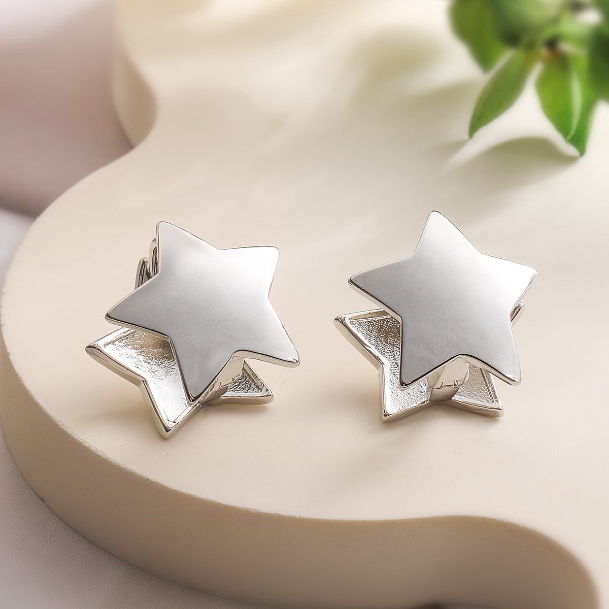 Minimalist Star-Shaped Copper Earrings with Gold Plating for Women, Geometric Design, Versatile Fashion Accessory