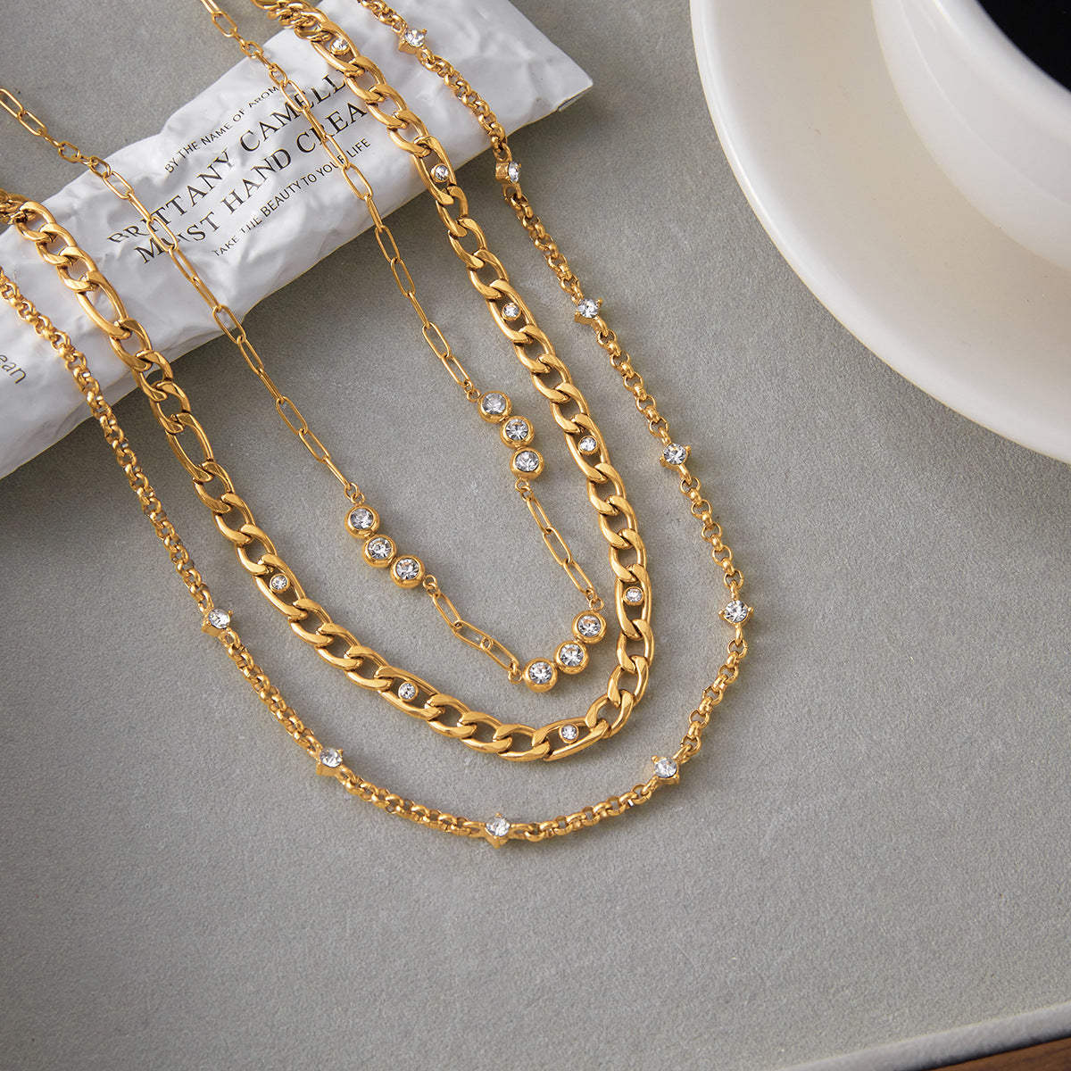 Collana con ciondolo geometrico in acciaio inossidabile da donna con ciondolo in acciaio al titanio e finitura placcata