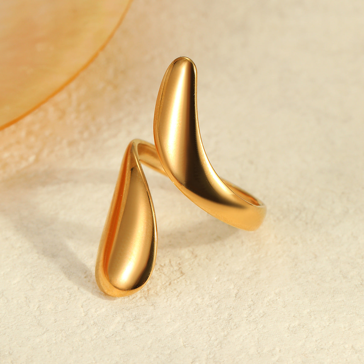 Anillo minimalista de acero inoxidable con chapado, diseño geométrico y tonos fríos para mujer