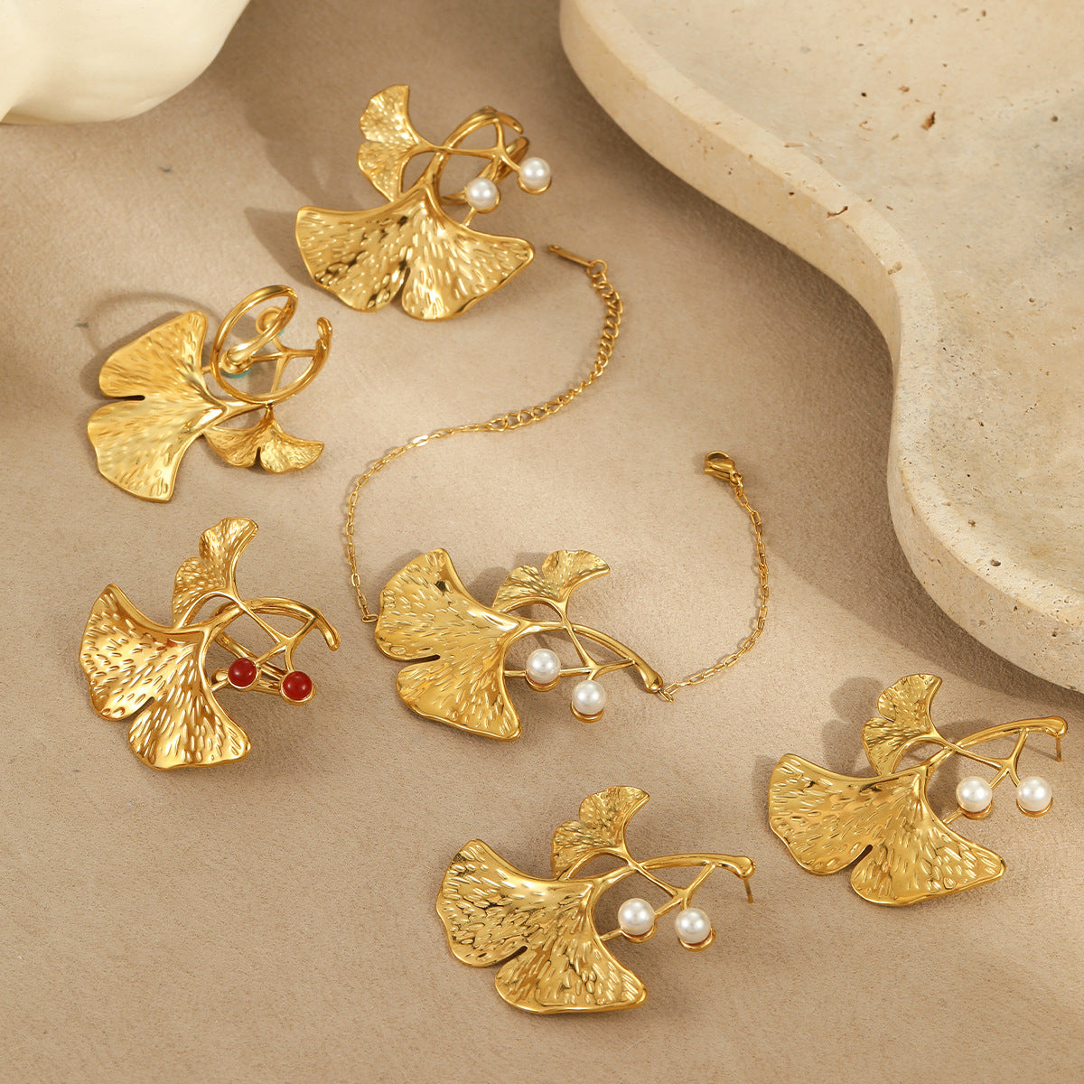 Set di bracciale, anello e orecchini in acciaio al titanio a forma di elegante foglia di Ginkgo con finitura placcata per donna